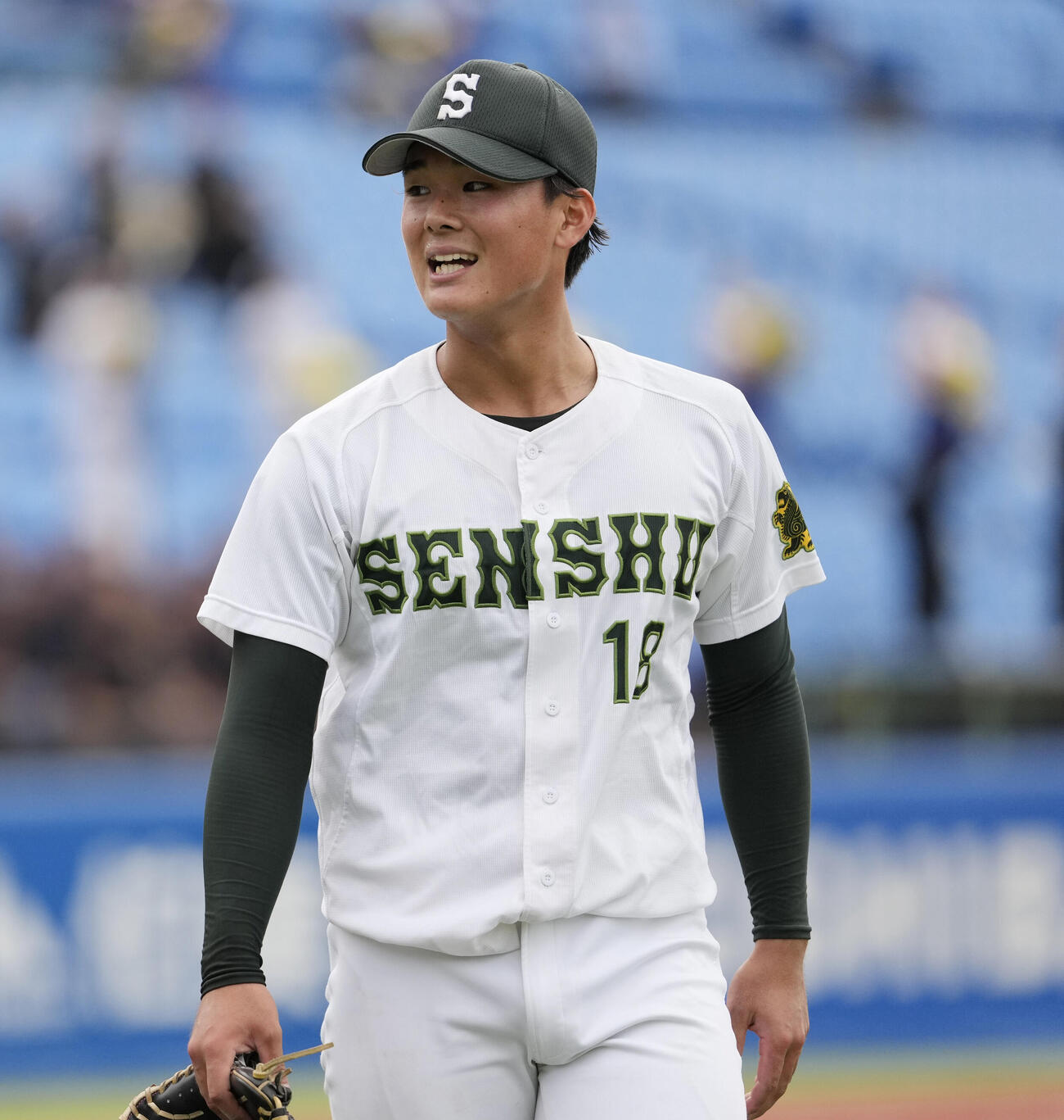 東洋大対専大　4回表東洋大2死三塁、山内教輔から空振り三振を奪い笑顔を見せる梅沢翔大（撮影・小島史椰）