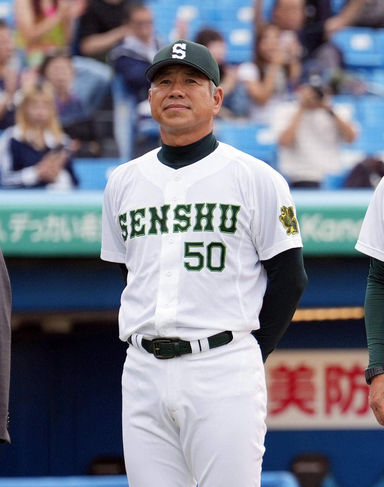 東洋大対専大　試合前にスタンドにあいさつする専大・町田公二郎監督（撮影・小島史椰）