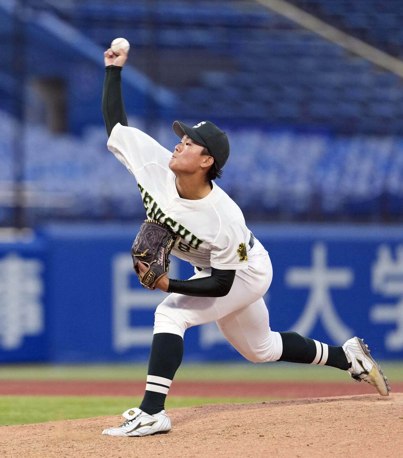 東洋大対専大　力投する専大先発の梅沢翔大（撮影・小島史椰）