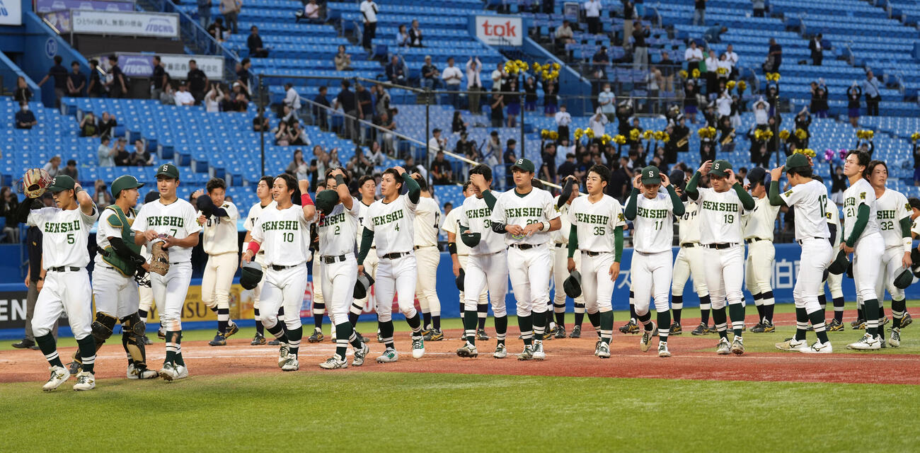 東洋大対専大　東洋大に大勝し引き揚げる専大の選手たち（撮影・小島史椰）