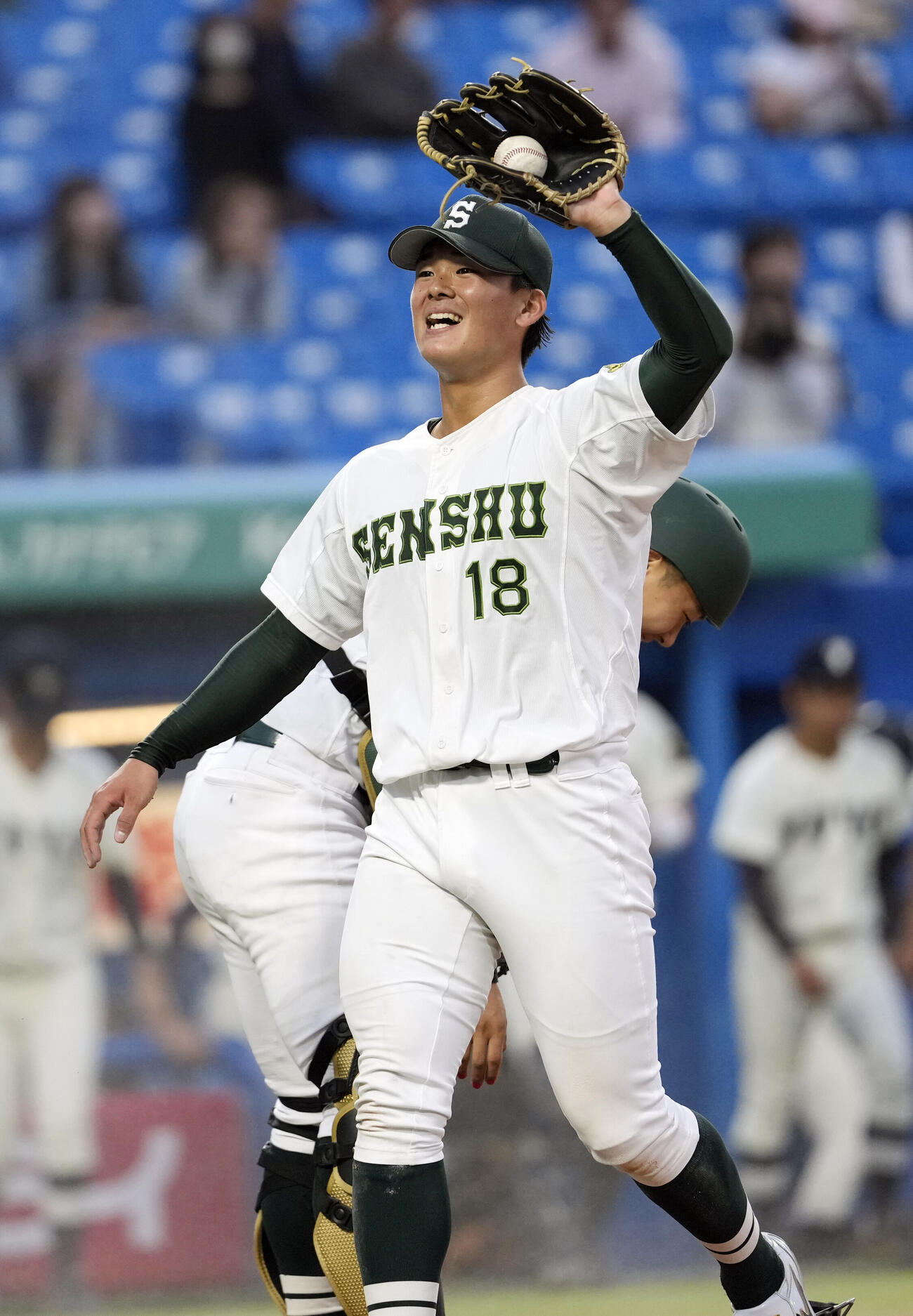 東洋大対専大　東洋大に勝利し笑顔を見せる専大・梅沢翔大（撮影・小島史椰）