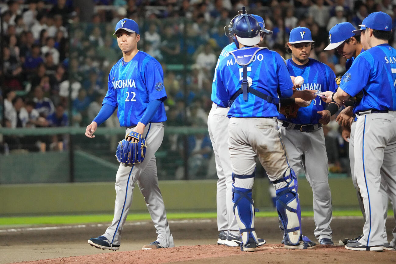 中日対DeNA 6回裏中日1死一、二塁、DeNA先発の入江大生（左）はマウンドを降りる（撮影・森本幸一）