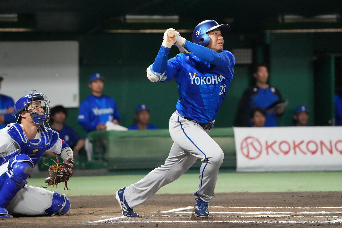 中日対DeNA 6回表DeNA無死、本塁打を放つ勝又温史（撮影・森本幸一）