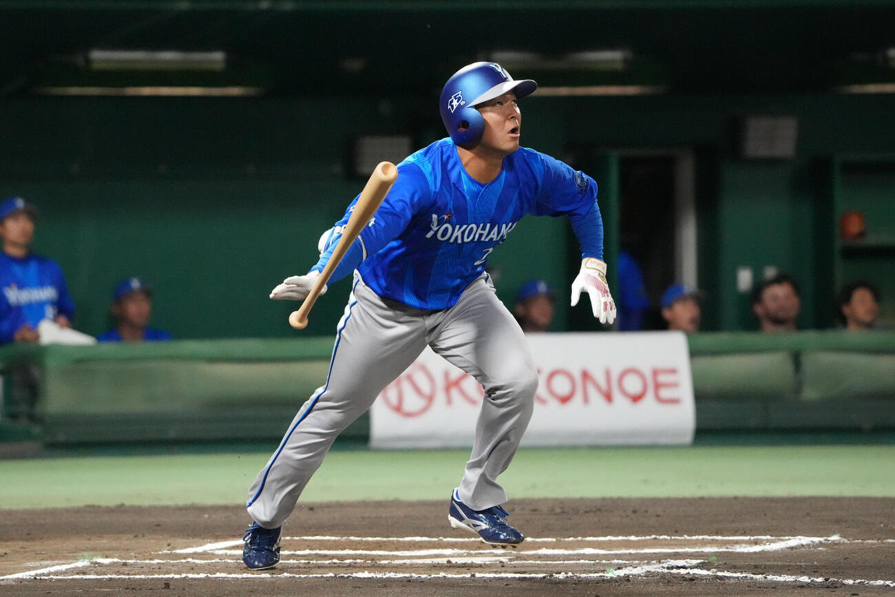 中日対DeNA 6回表DeNA無死、本塁打を放つ勝又温史（撮影・森本幸一）