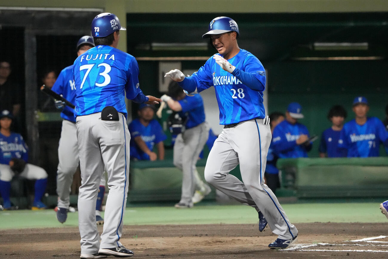 中日対DeNA 6回表DeNA無死、勝又温史（右）は本塁打を放ち生還する（撮影・森本幸一）