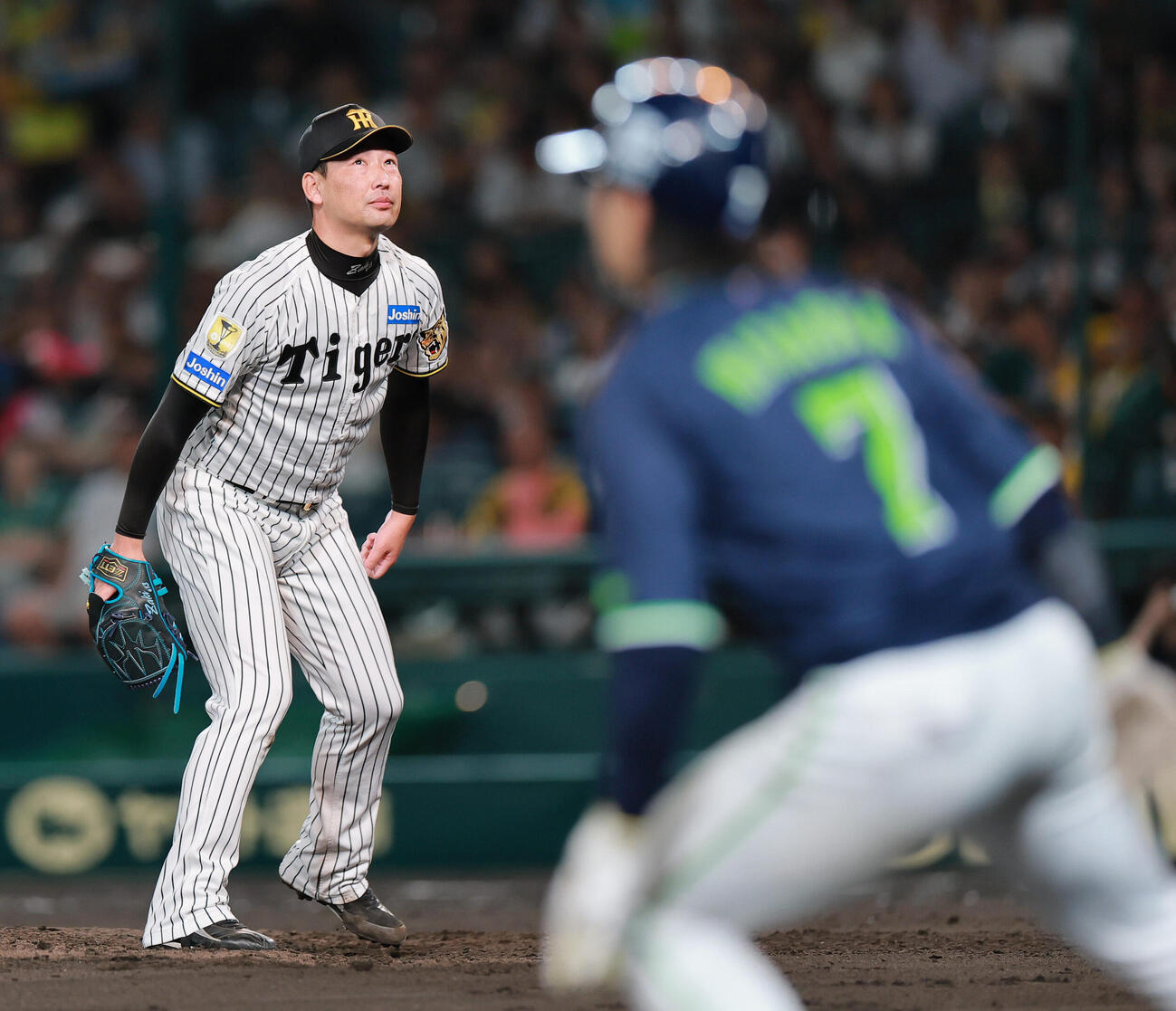 阪神対ヤクルト　8回表ヤクルト1死満塁、岩崎優は岩田幸宏に2点適時二塁打を浴びる（撮影・上山淳一）