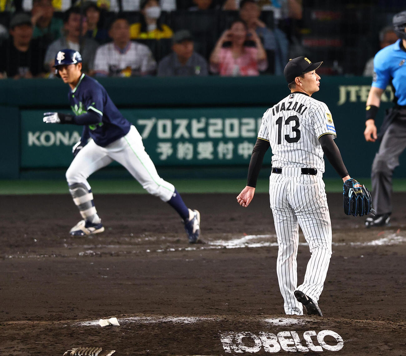 阪神対ヤクルト　8回表ヤクルト1死満塁、岩崎優は岩田幸宏に逆転2点適時二塁打を浴びる（撮影・上田博志)