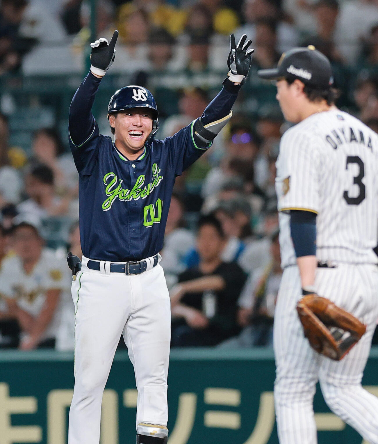 阪神対ヤクルト　8回表ヤクルト1死満塁、赤羽由紘（左）は2点適時打を放ちベンチに向かってポーズする（撮影・上山淳一）