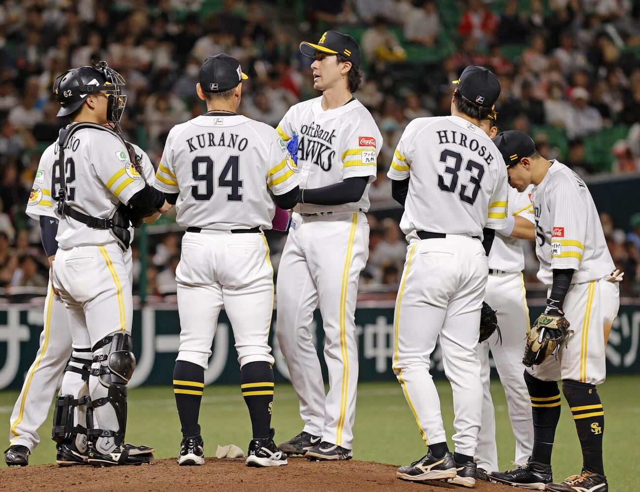 5回、オリックス・宗に適時打を許した上沢（中央）のもとに集まるソフトバンクナイン＝みずほペイペイドーム（共同）