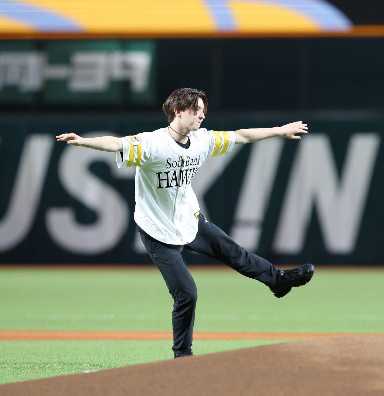 ソフトバンク対オリックス　投球前に華麗なジャンプを見せた中田璃士（撮影・梅根麻紀）