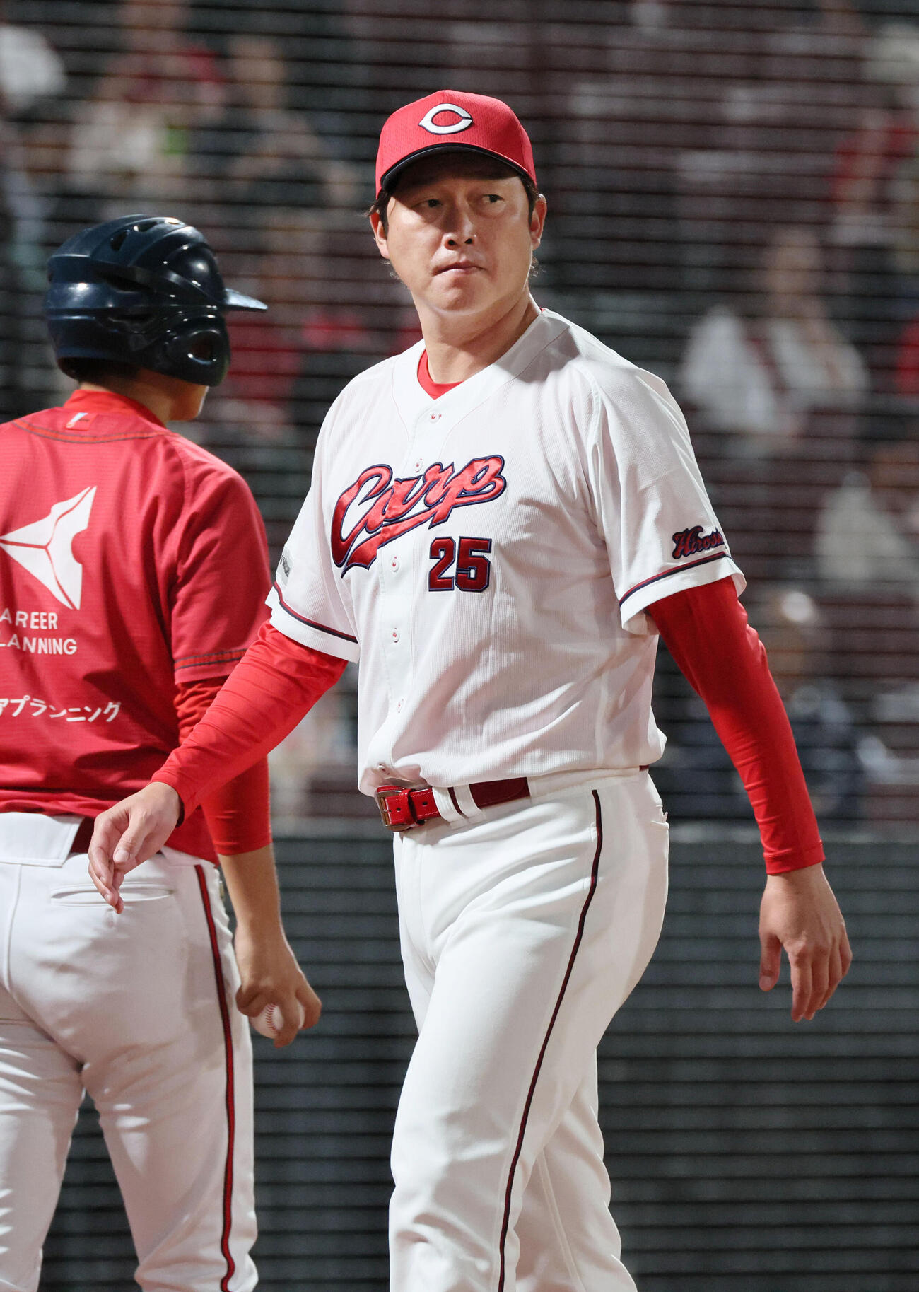 広島対巨人　8回裏終了時、交代を告げる新井貴浩監督（撮影・加藤孝規）