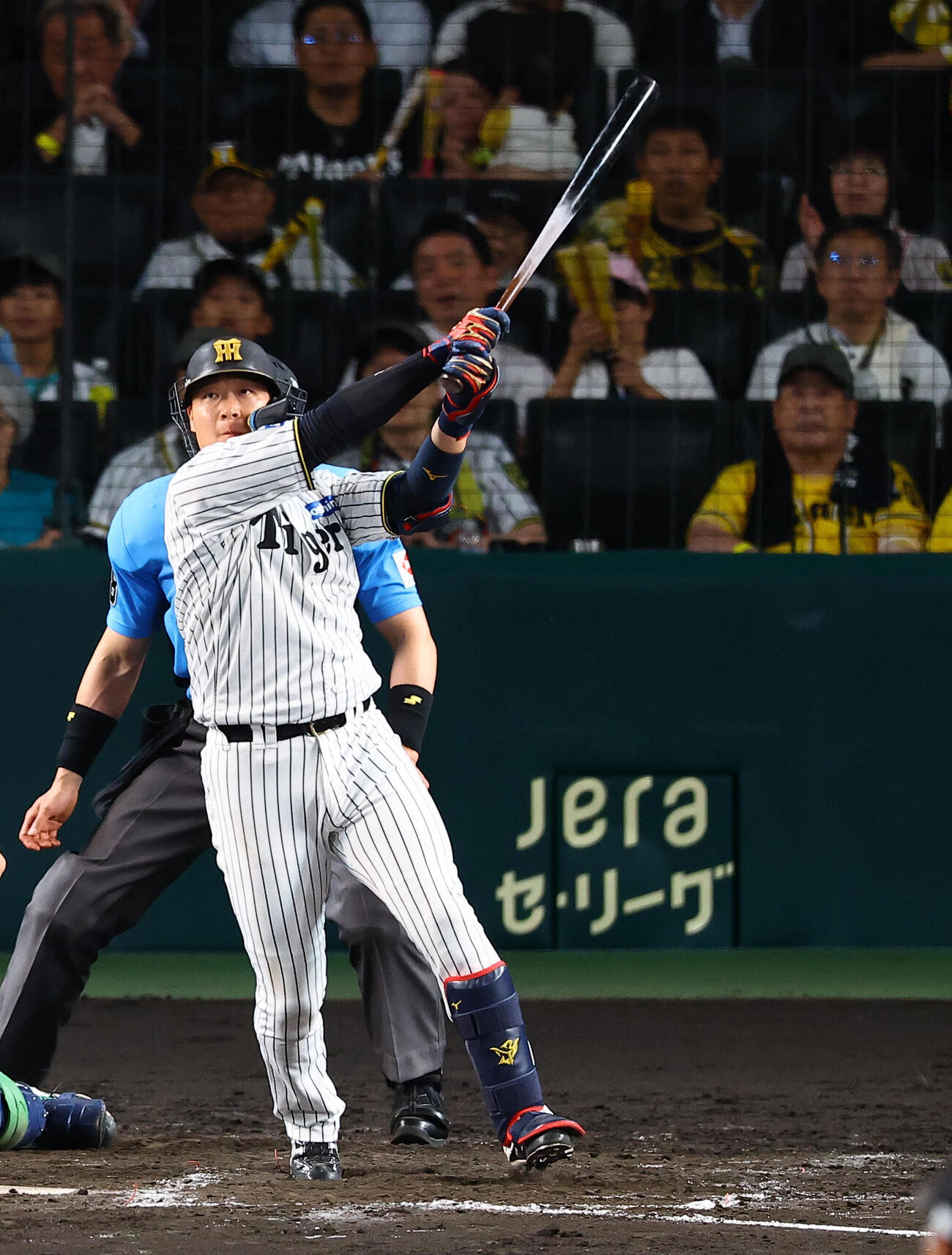 阪神対ヤクルト　8回裏阪神2死一塁、大山悠輔は右中間に2点本塁打を放つ（撮影・上田博志)