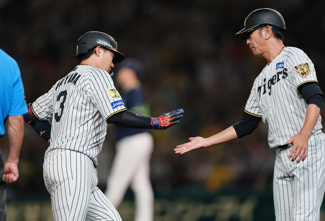 阪神対ヤクルト　8回裏阪神2死一塁、大山悠輔（左）は2点本塁打を放ちダイヤモンドを1周する（撮影・上山淳一）