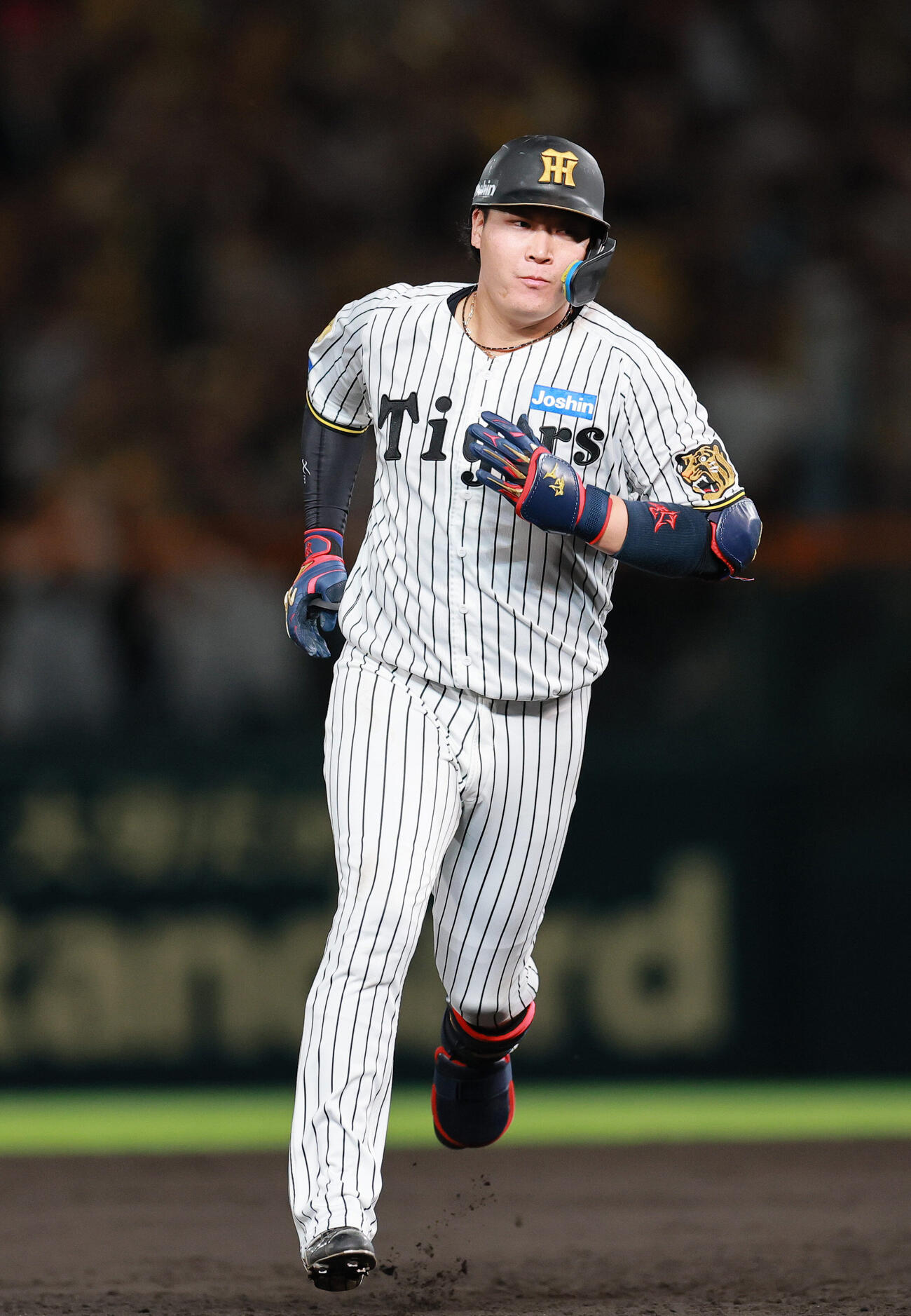 阪神対ヤクルト　8回裏阪神2死一塁、大山悠輔は2点本塁打を放ちダイヤモンドを1周する（撮影・上山淳一）