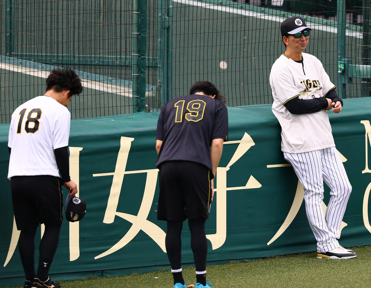 阪神対ヤクルト　下村海翔（中央）伊原陵人（左）のあいさつを受ける藤川球児監督（撮影・上田博志)