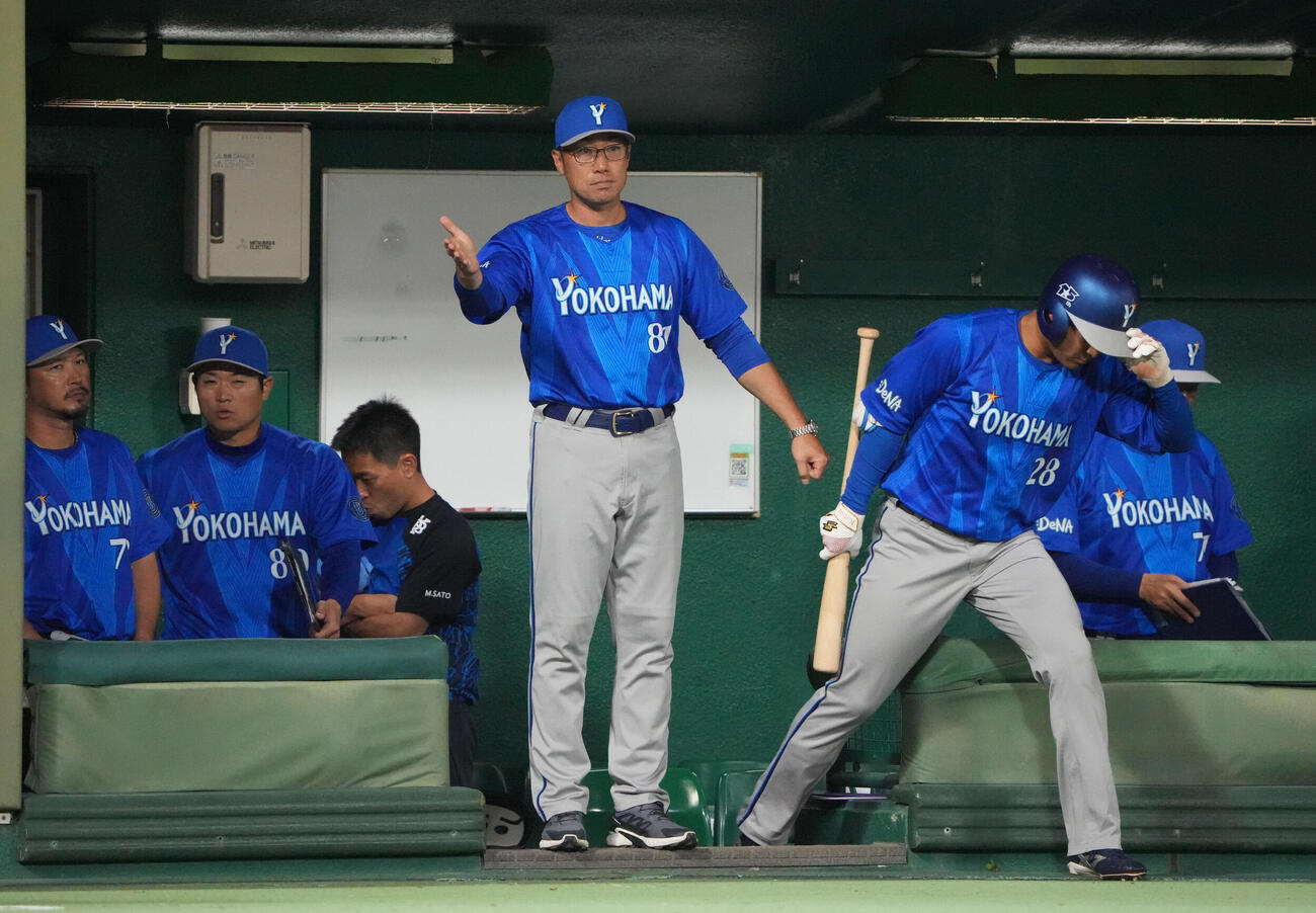 中日対DeNA 7回表DeNA1死一、三塁、相川亮二監督（中央）は代打を告げる（撮影・森本幸一）