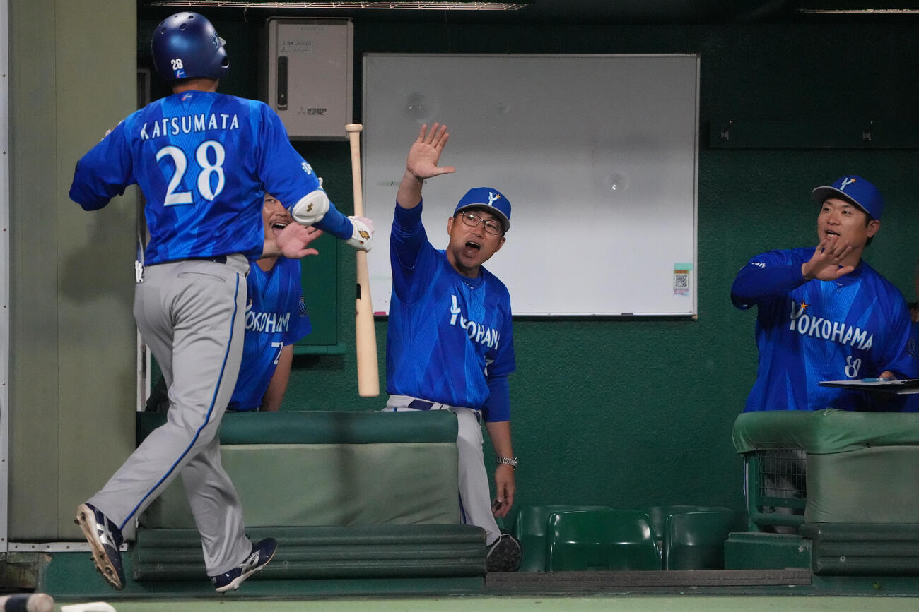 中日対DeNA 6回表DeNA無死、相川亮二監督（中央）は本塁打を放った勝又温史を迎える（撮影・森本幸一）