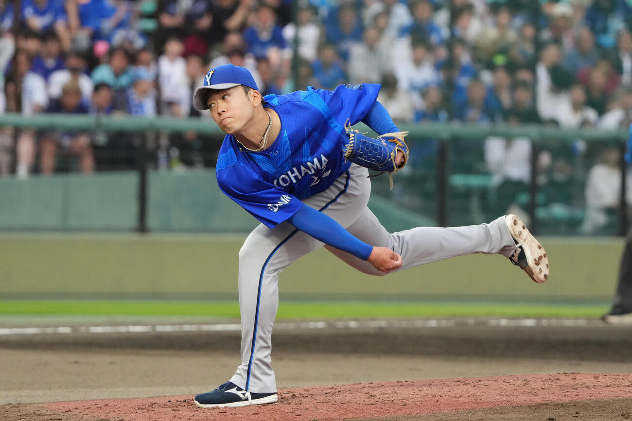 中日対DeNA 2回裏、力投するDeNA先発の入江大生（撮影・森本幸一）