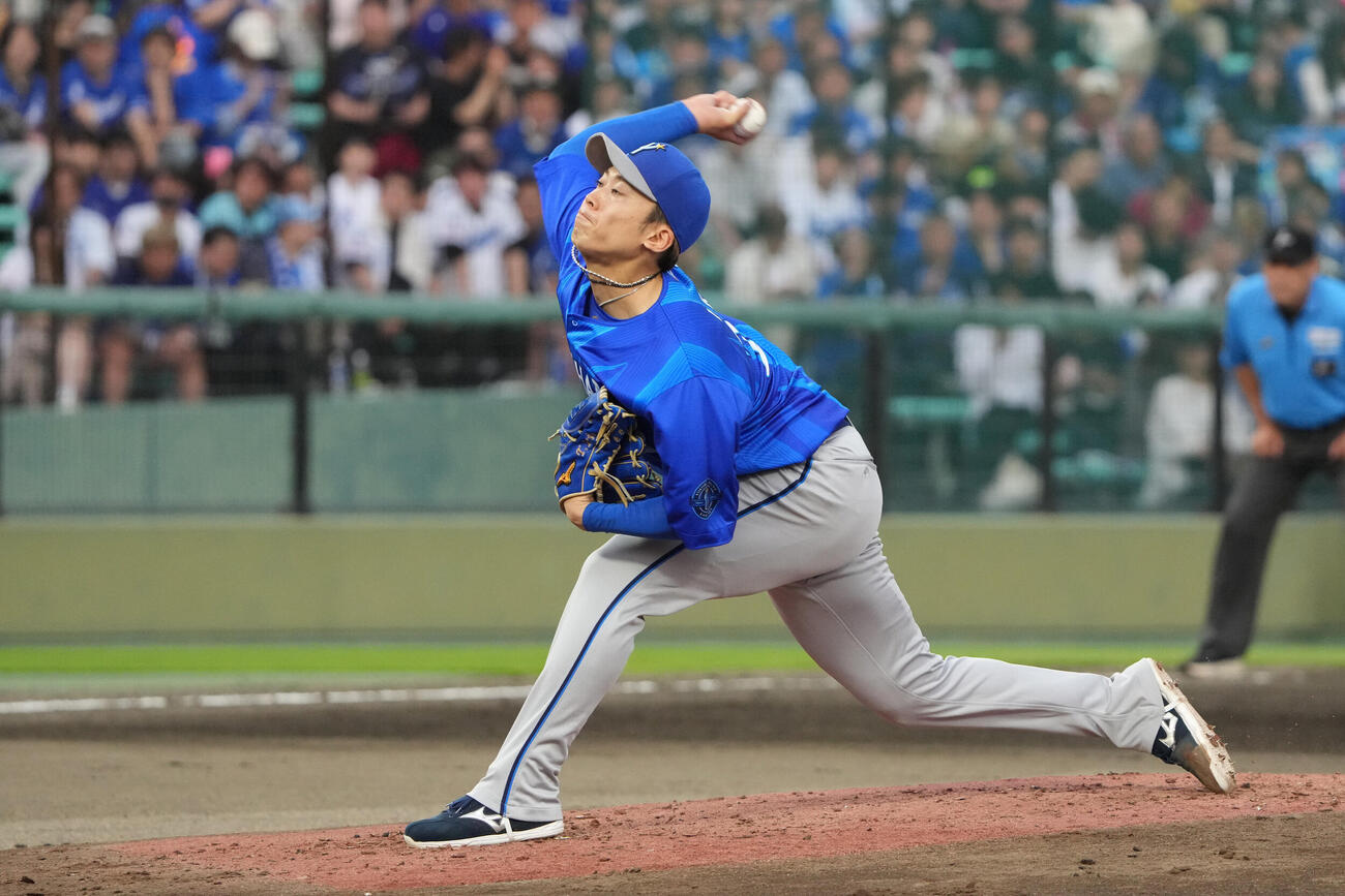 中日対DeNA 2回裏、力投するDeNA先発の入江大生（撮影・森本幸一）