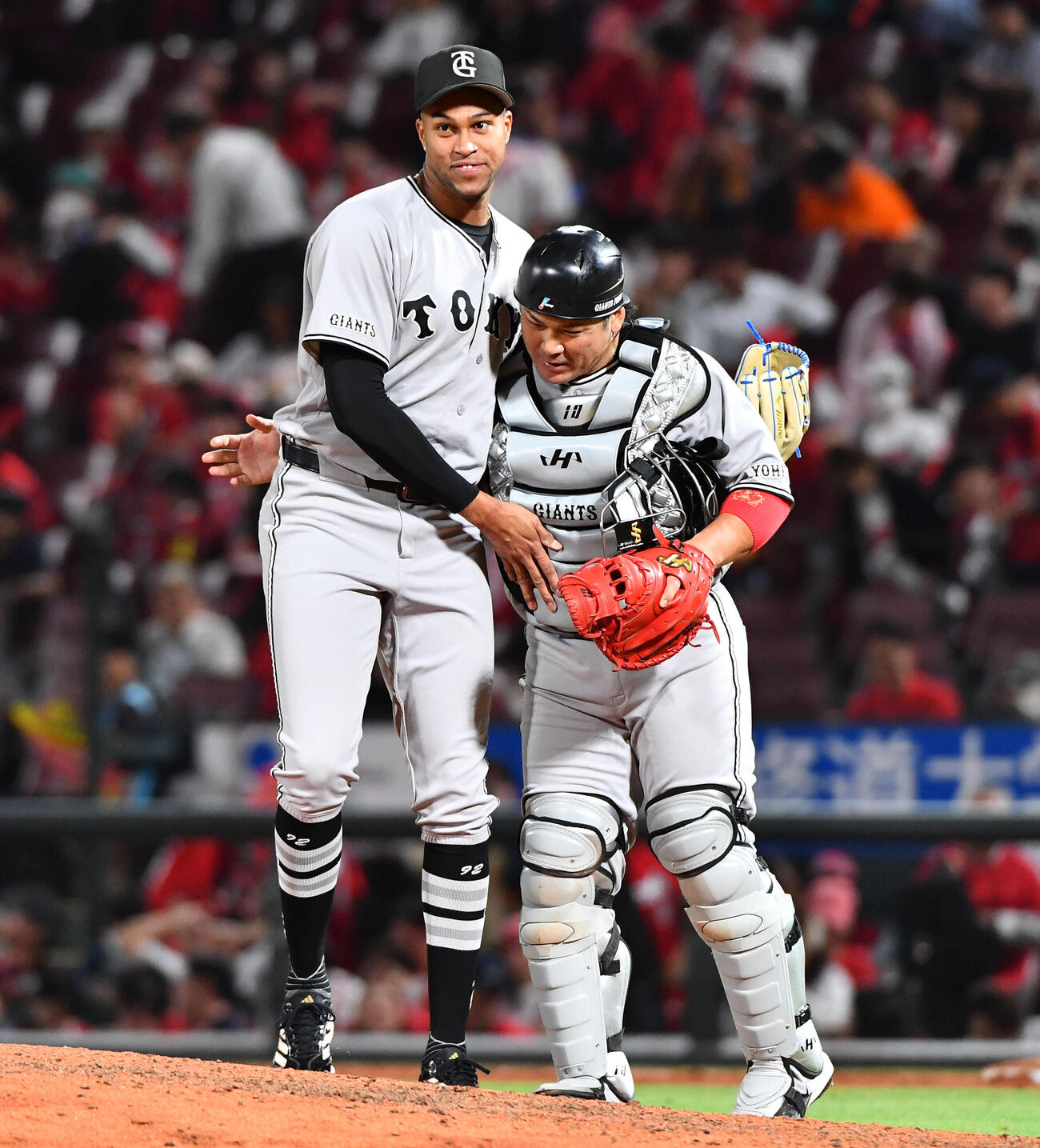 広島対巨人　広島に勝利し、甲斐拓也（右）と抱き合うライデル・マルティネス（撮影・岩下翔太）