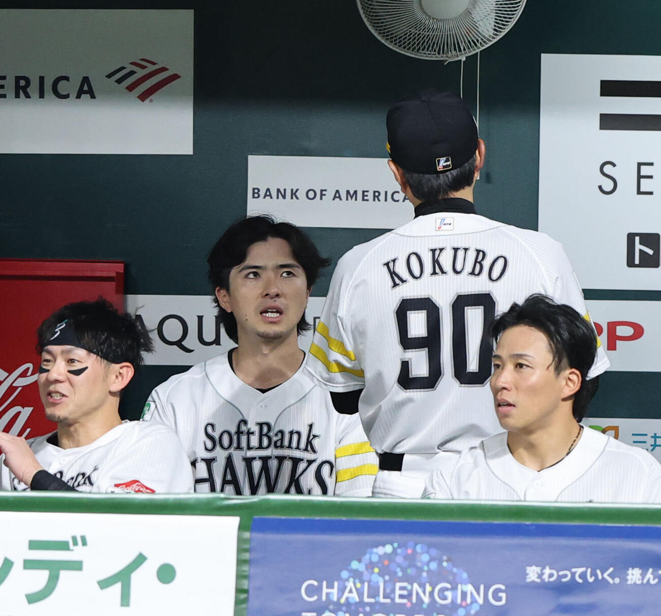 ソフトバンク対オリックス　5回を投げ終わったソフトバンク先発の上沢直之はベンチで小久保裕紀監督に声をかけられる（撮影・梅根麻紀）