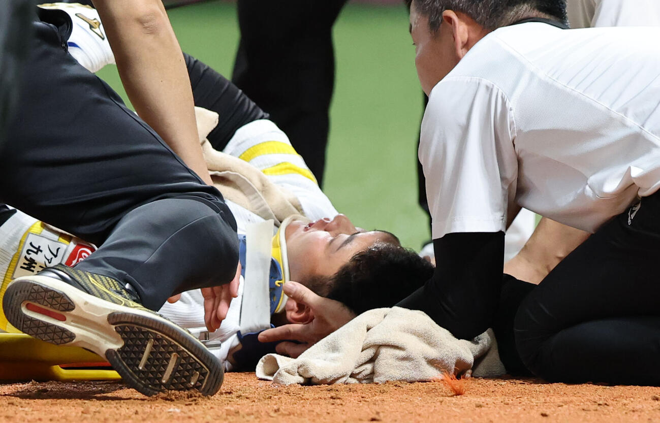 ソフトバンク対オリックス　9回裏ソフトバンク2死、石塚綜一郎は死球を受け倒れこむ（撮影・梅根麻紀）