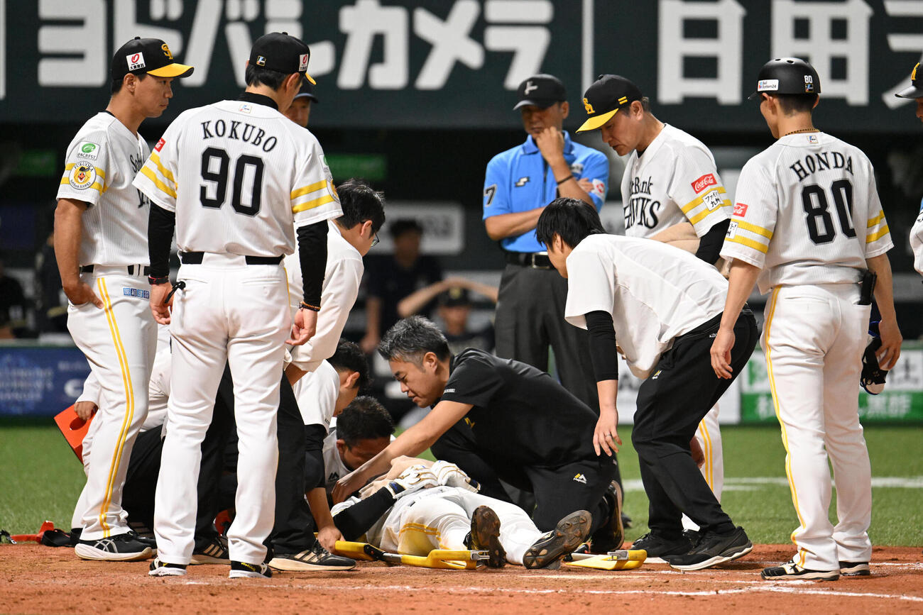ソフトバンク対オリックス　9回裏ソフトバンク2死、石塚綜一郎（中央）は死球を受け倒れ込む（撮影・林敢治）