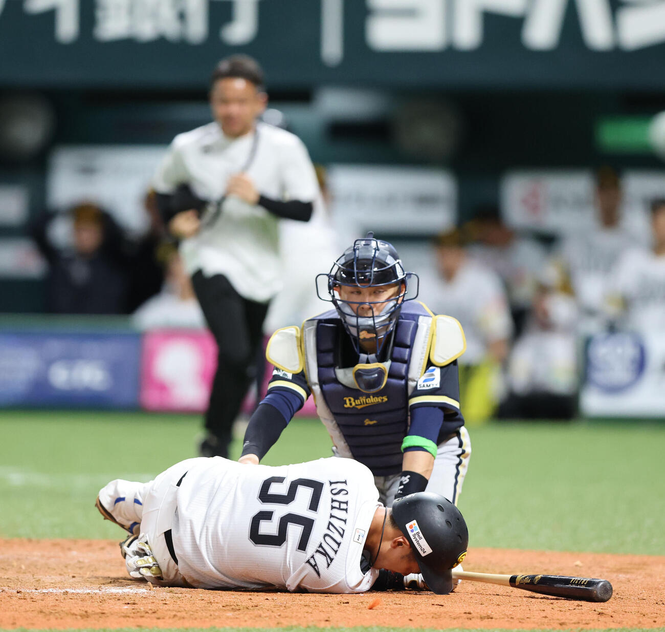 ソフトバンク対オリックス　9回裏ソフトバンク2死、石塚綜一郎は死球を受け倒れこむ（撮影・梅根麻紀）