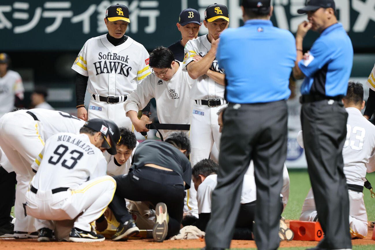 ソフトバンク対オリックス　9回裏ソフトバンク2死、石塚綜一郎は死球を受け倒れこむ（撮影・梅根麻紀）