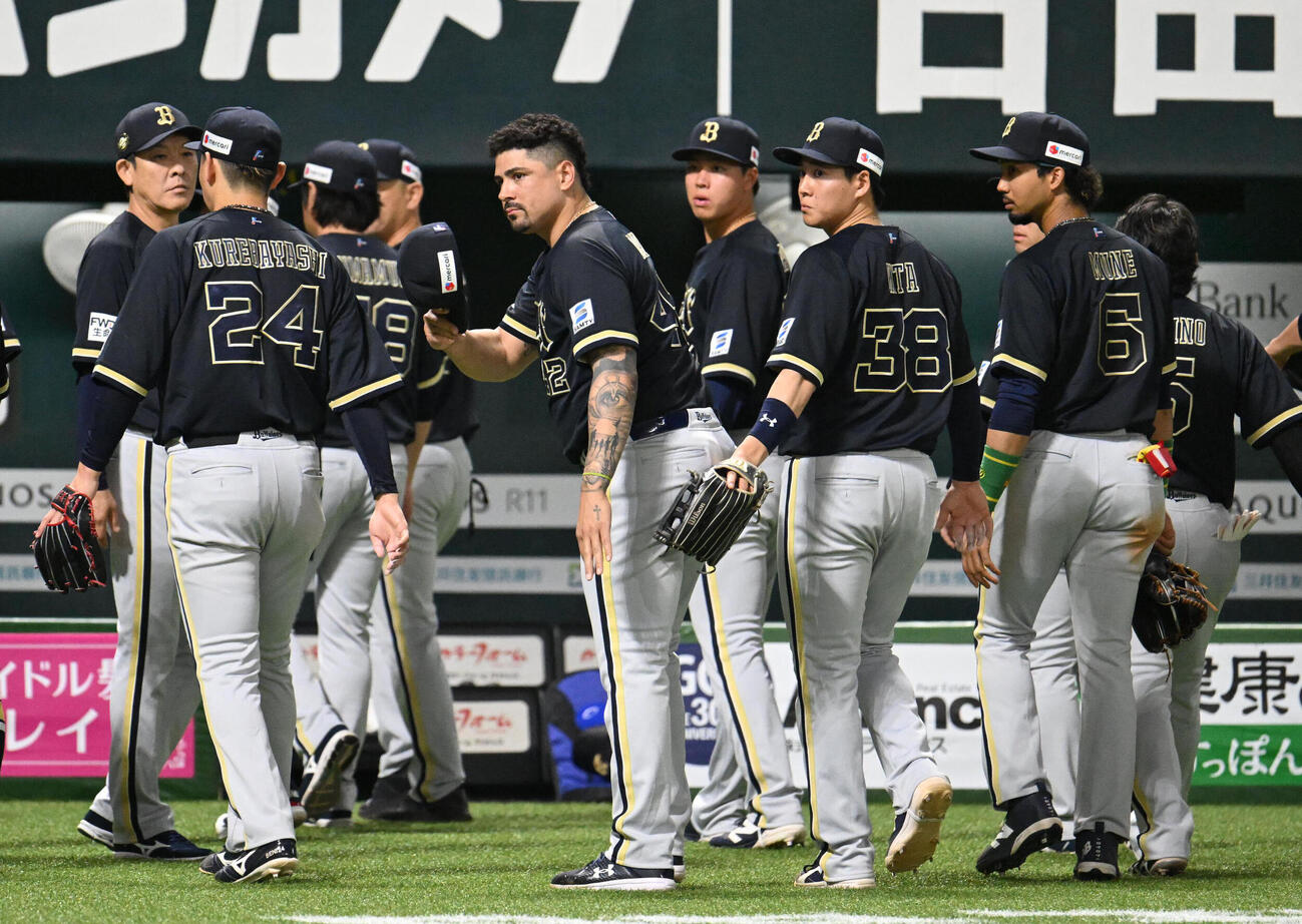 ソフトバンク対オリックス　試合後、1塁側ベンチに向かって頭を下げるアンドレス・マチャド（中央）（撮影・林敢治）