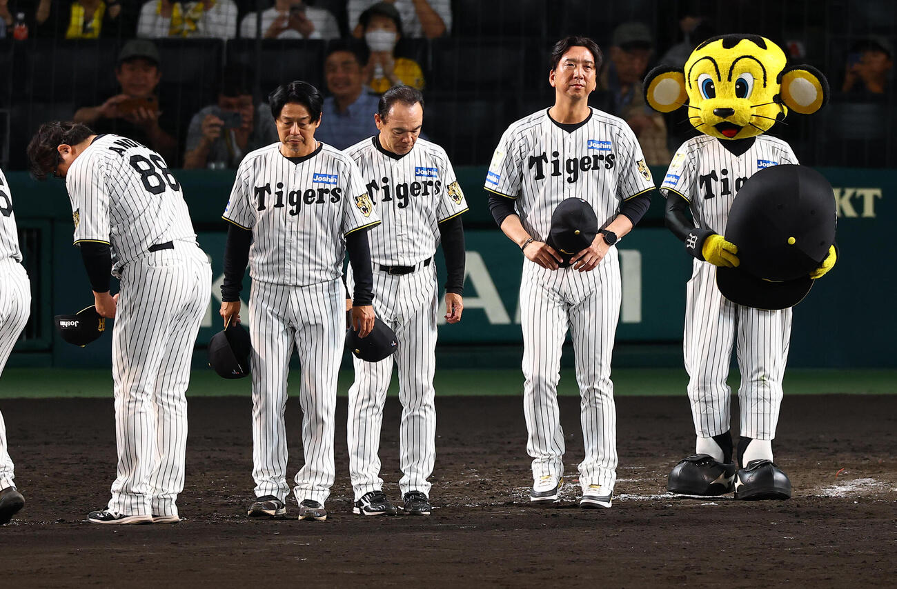 阪神対ヤクルト　ヤクルトに敗れた藤川球児監督（右から2人目）はファンにあいさつをする（撮影・上田博志)