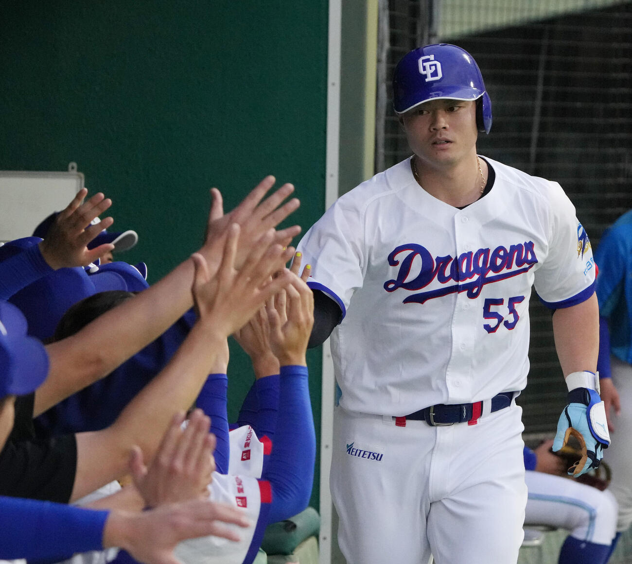 中日対DeNA 3回裏中日無死、細川成也は本塁打を放ちナインとタッチを交わす（撮影・森本幸一）