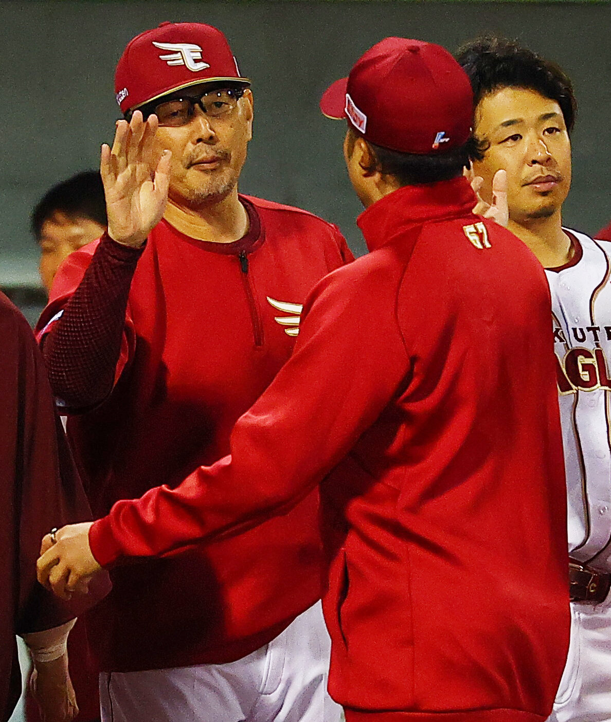 楽天対西武　4勝目を挙げた滝中瞭太を迎える楽天吉井理人監督（撮影・野上伸悟）