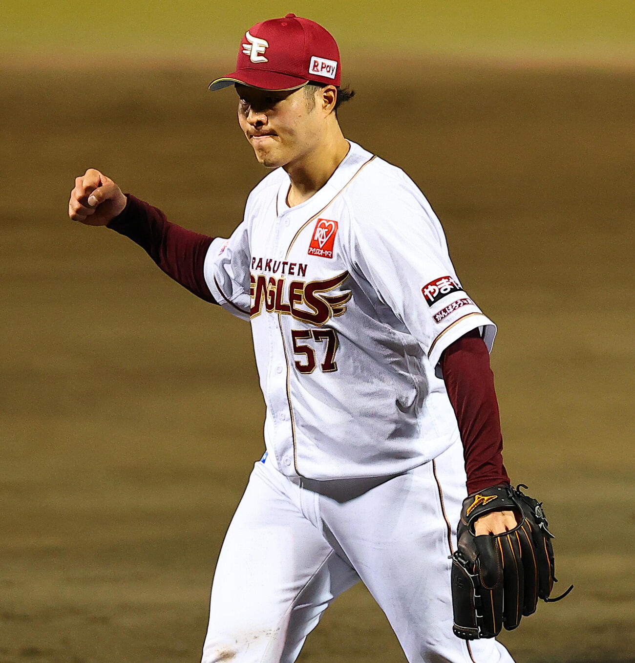 楽天対西武　6回表西武2死一、二塁、西川愛也を中飛に仕留めガッツポーズで喜ぶ滝中瞭太（撮影・野上伸悟）