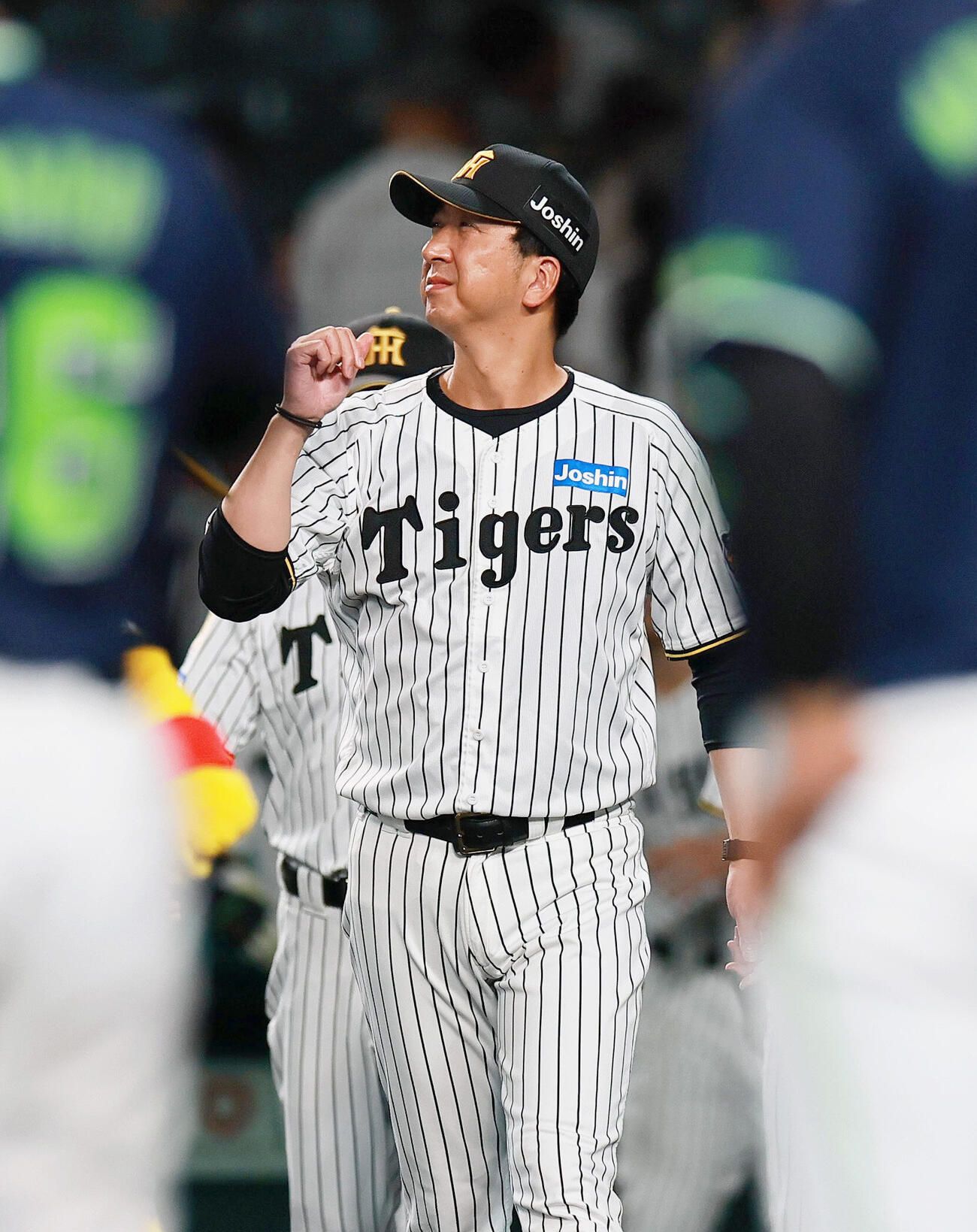阪神対ヤクルト　グラウンドに出てファンへあいさつに向かう阪神藤川球児監督（撮影・上山淳一）