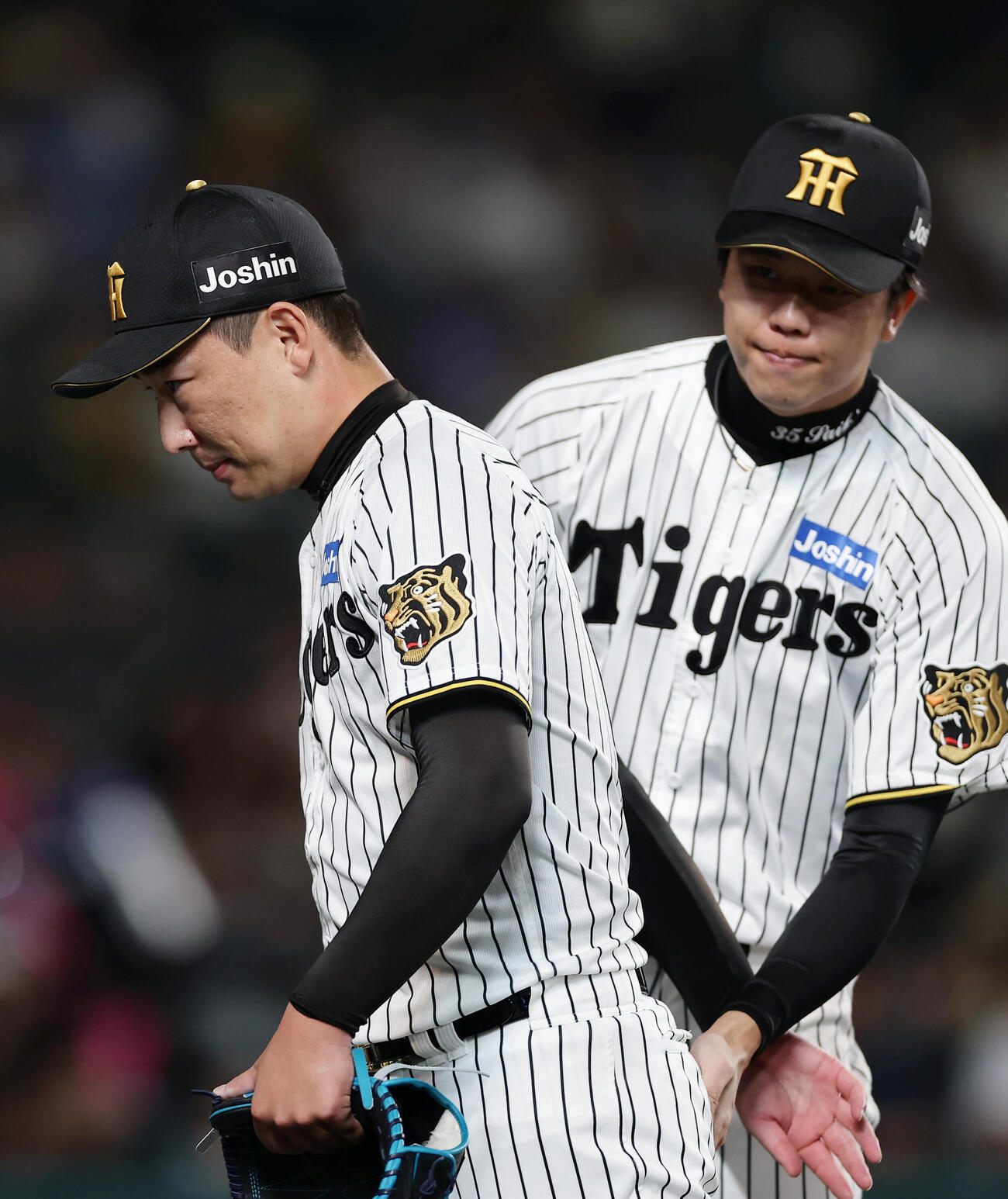 阪神対ヤクルト　8回表、ヤクルトに逆転を許し降板する阪神岩崎優。右は迎える才木浩人（撮影・前田充）
