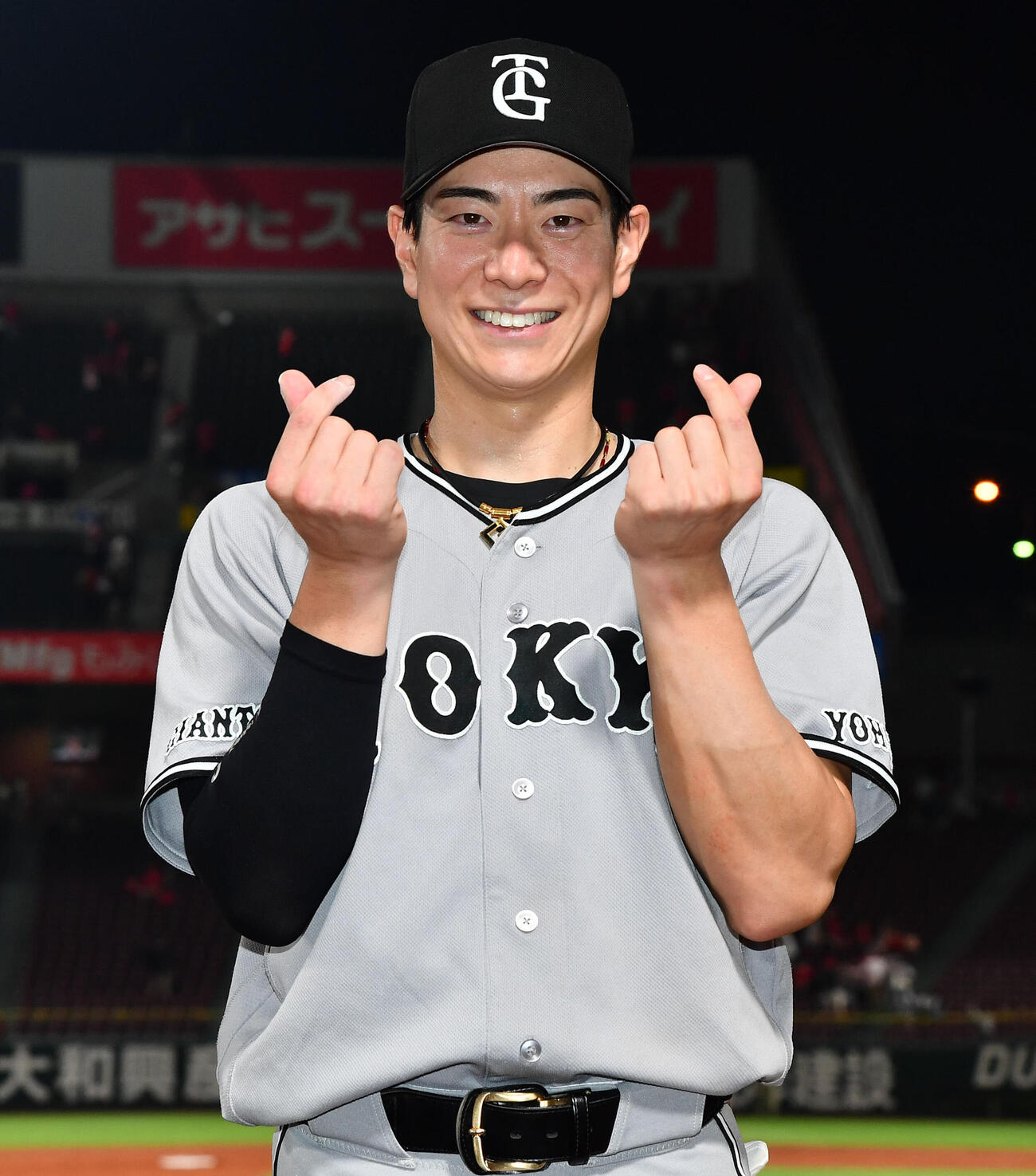 広島対巨人　広島に勝利し、笑顔で指ハートを作る松本剛（撮影・岩下翔太）