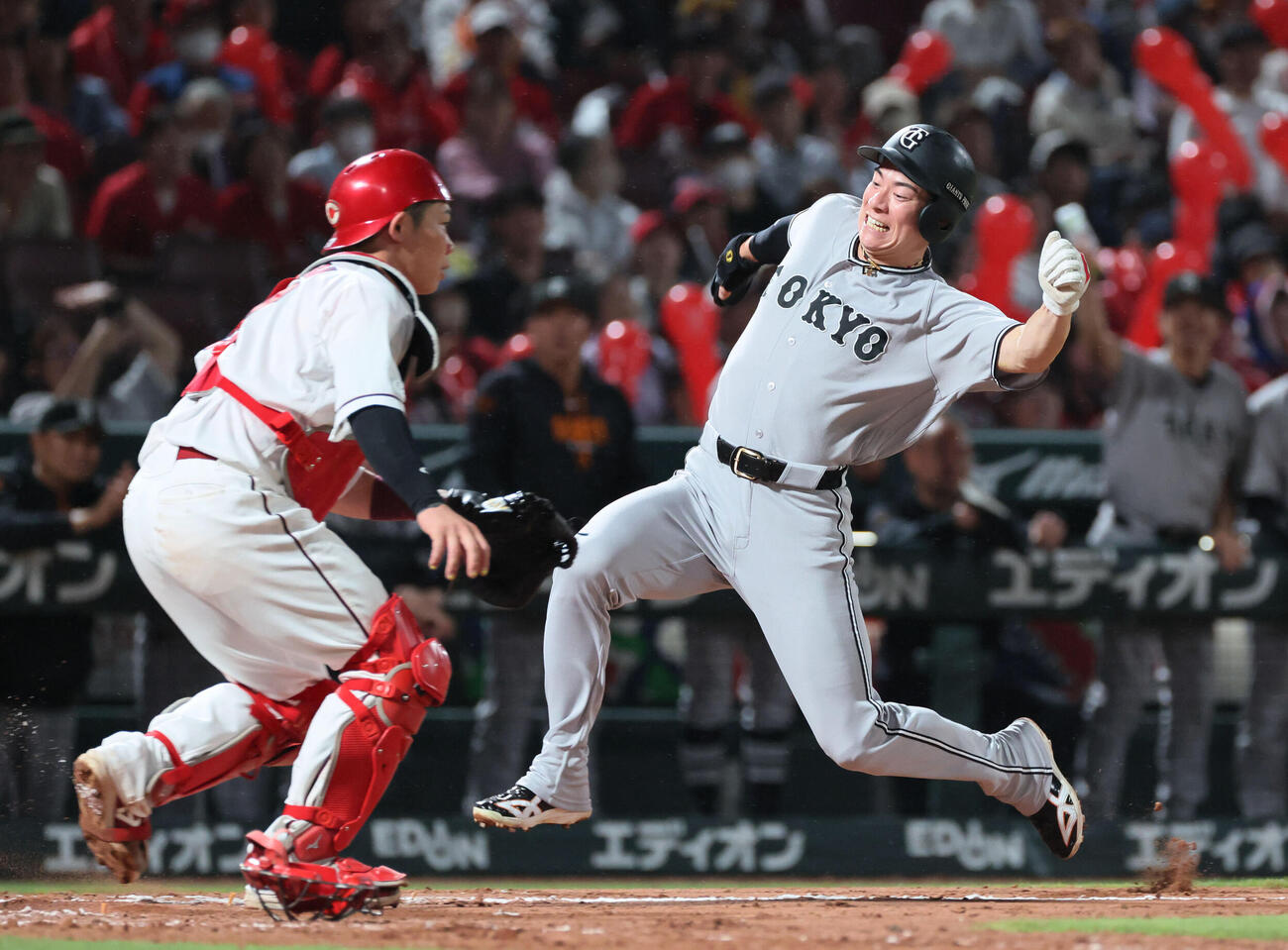 広島対巨人　7回表巨人2死満塁、泉口友汰の走者一掃の中越え3点適時二塁打で松本剛が生還。捕手は持丸泰輝（撮影・加藤孝規）