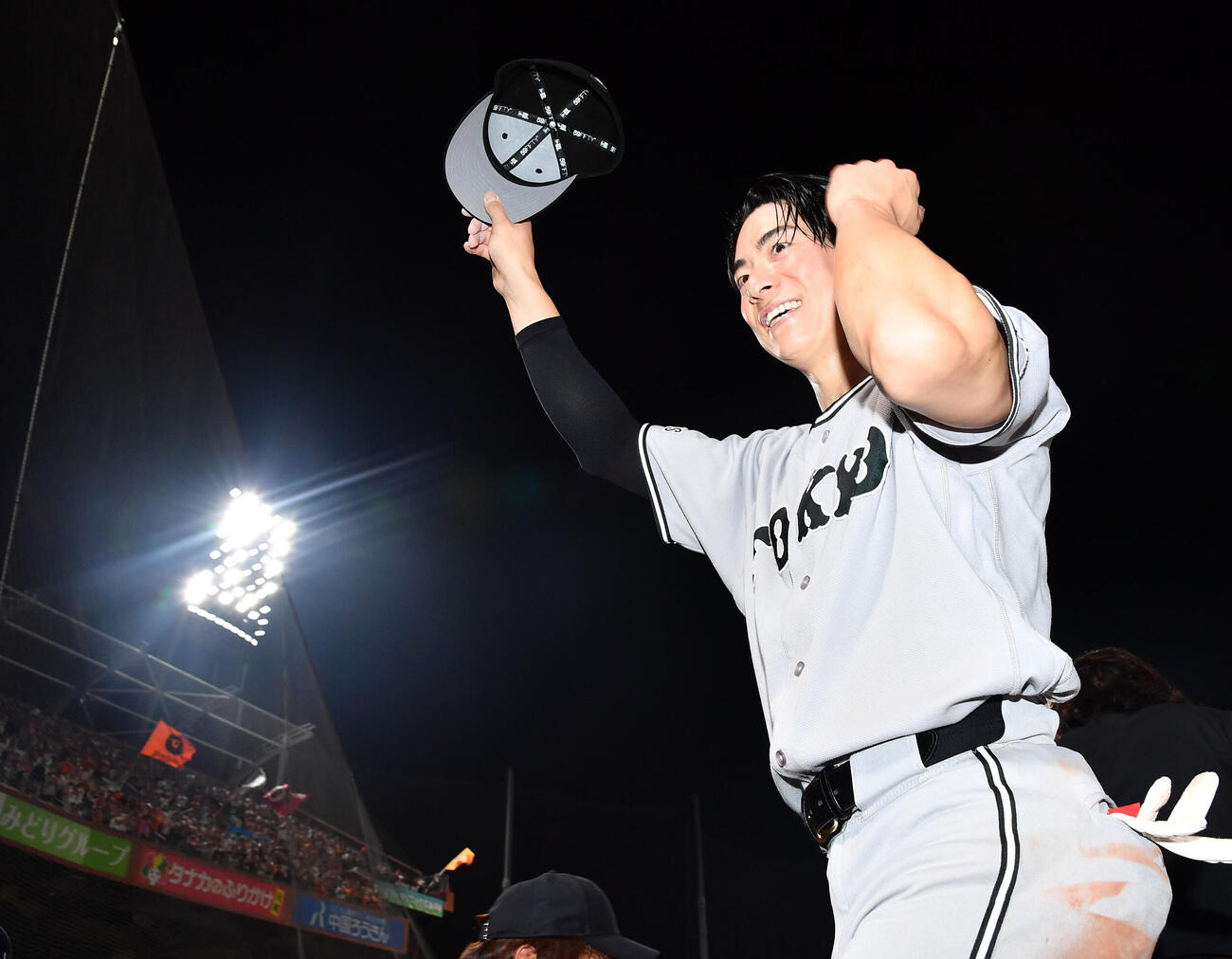 広島対巨人　広島に勝利し、ファンに笑顔で手を振りながら引き揚げる松本剛（撮影・岩下翔太）