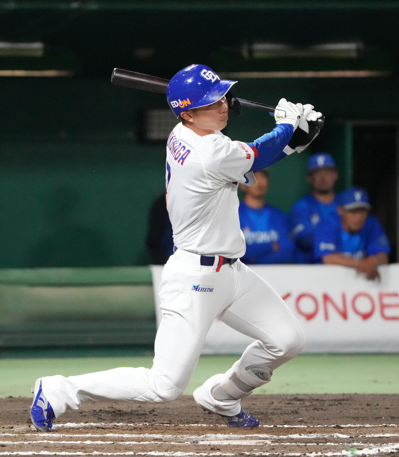 中日対DeNA 6回裏中日無死一塁、適時二塁打を放つ福永裕基（撮影・森本幸一）