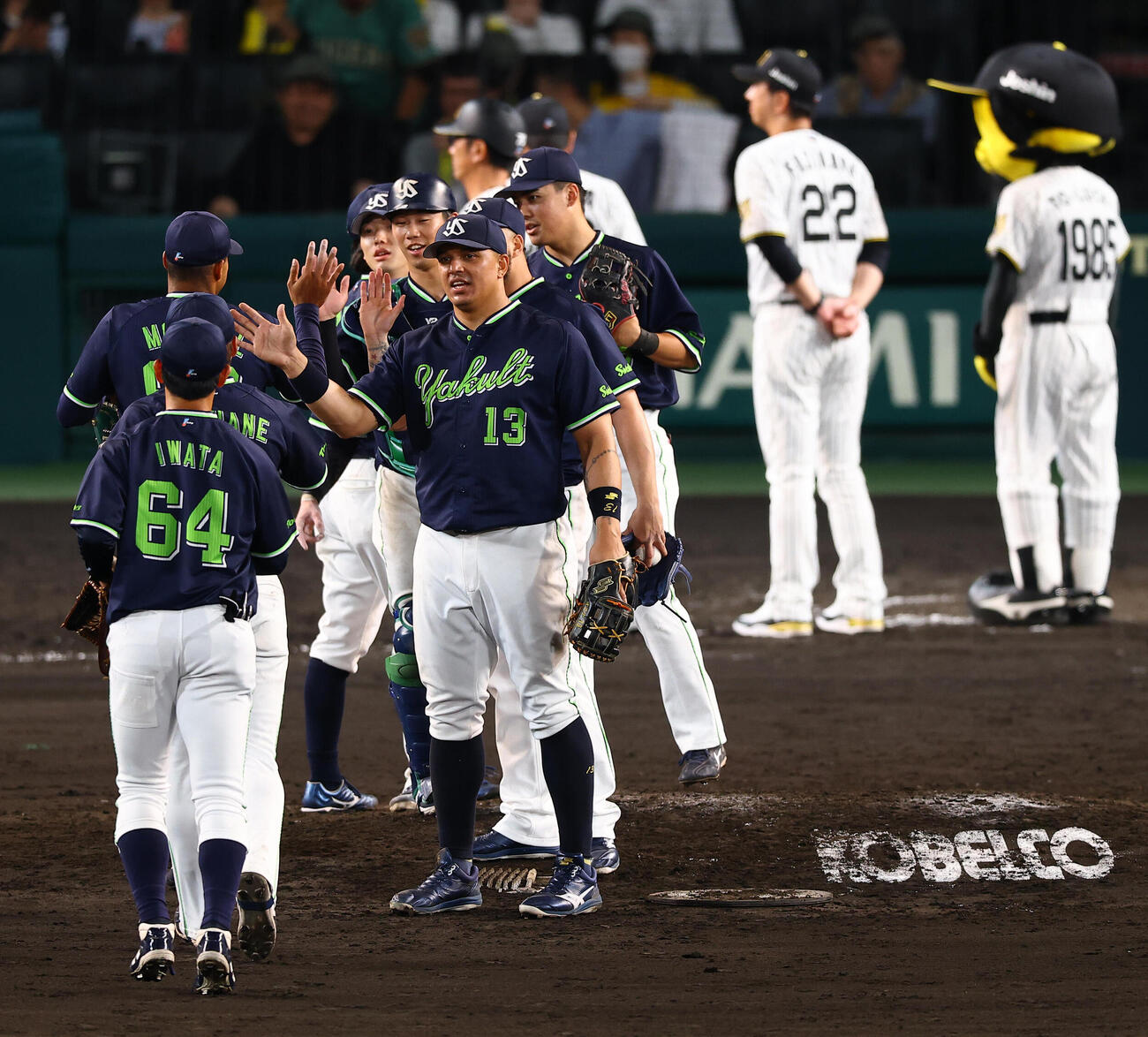 阪神対ヤクルト　阪神に勝利したヤクルトナインはハイタッチして喜ぶ（撮影・上田博志)