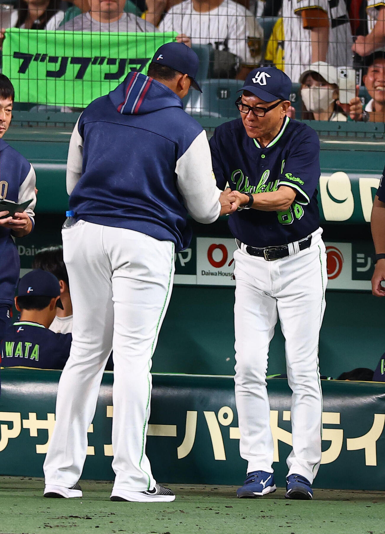 阪神対ヤクルト　来日初勝利をしたリランソ（左）に勝利球を手渡す池山隆寛監督（撮影・上田博志)