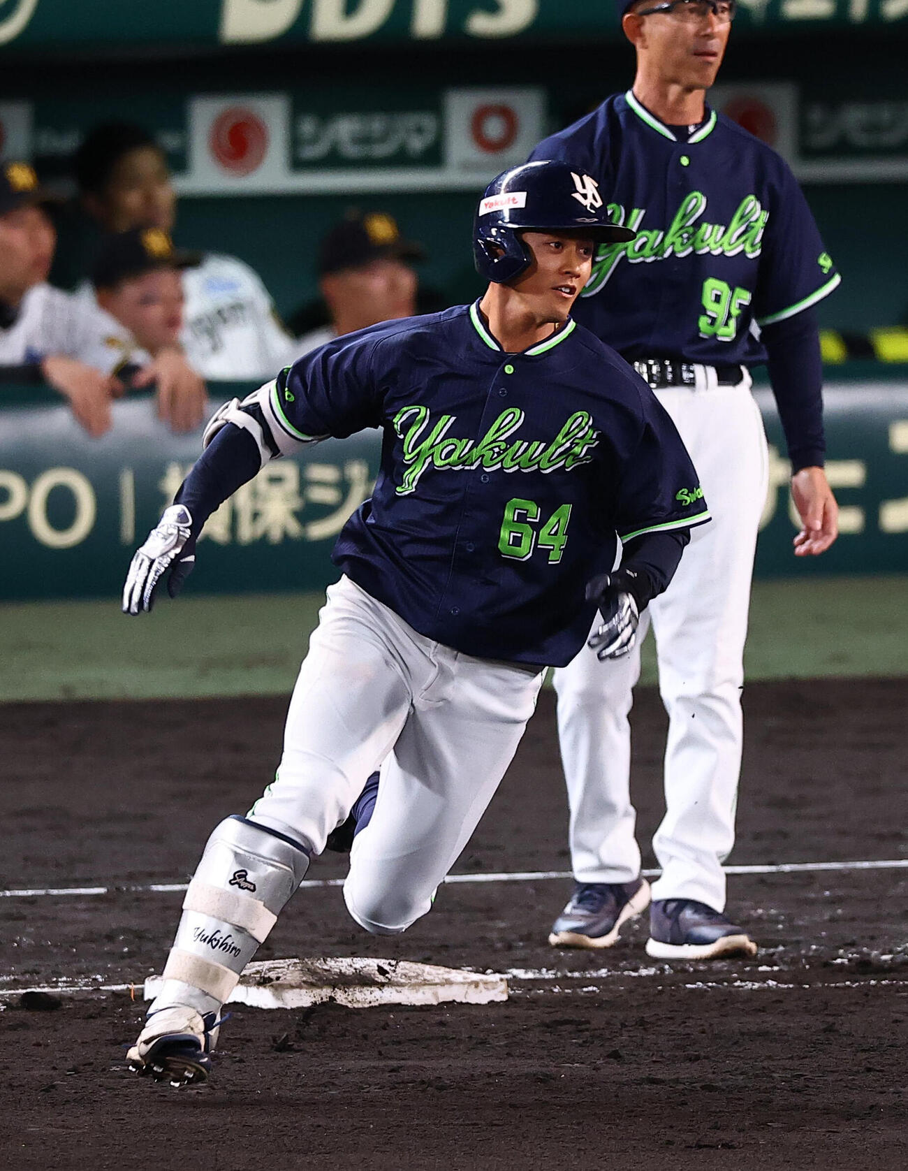 阪神対ヤクルト　8回表ヤクルト1死満塁、岩田幸宏は逆転2点適時二塁打を放つ（撮影・上田博志)