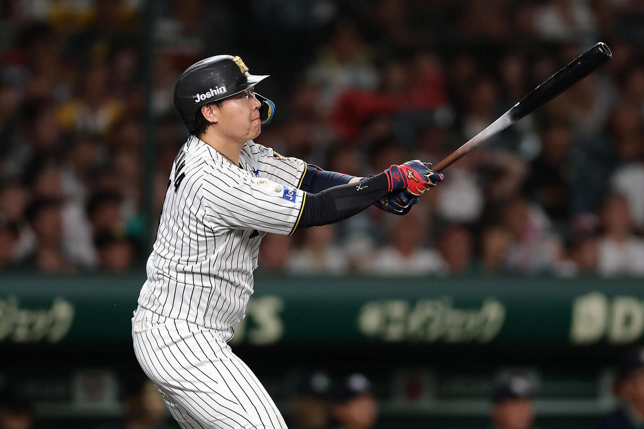 阪神対ヤクルト　8回裏阪神2死一塁、右中間へ2点本塁打を放つ大山悠輔（撮影・前田充）