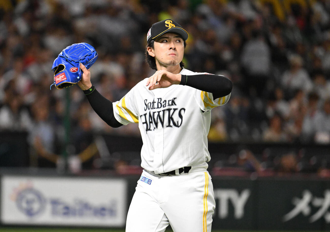 ソフトバンク対オリックス　5回表終了後、失点を許し厳しい表情でベンチに戻る上沢直之（撮影・林敢治）