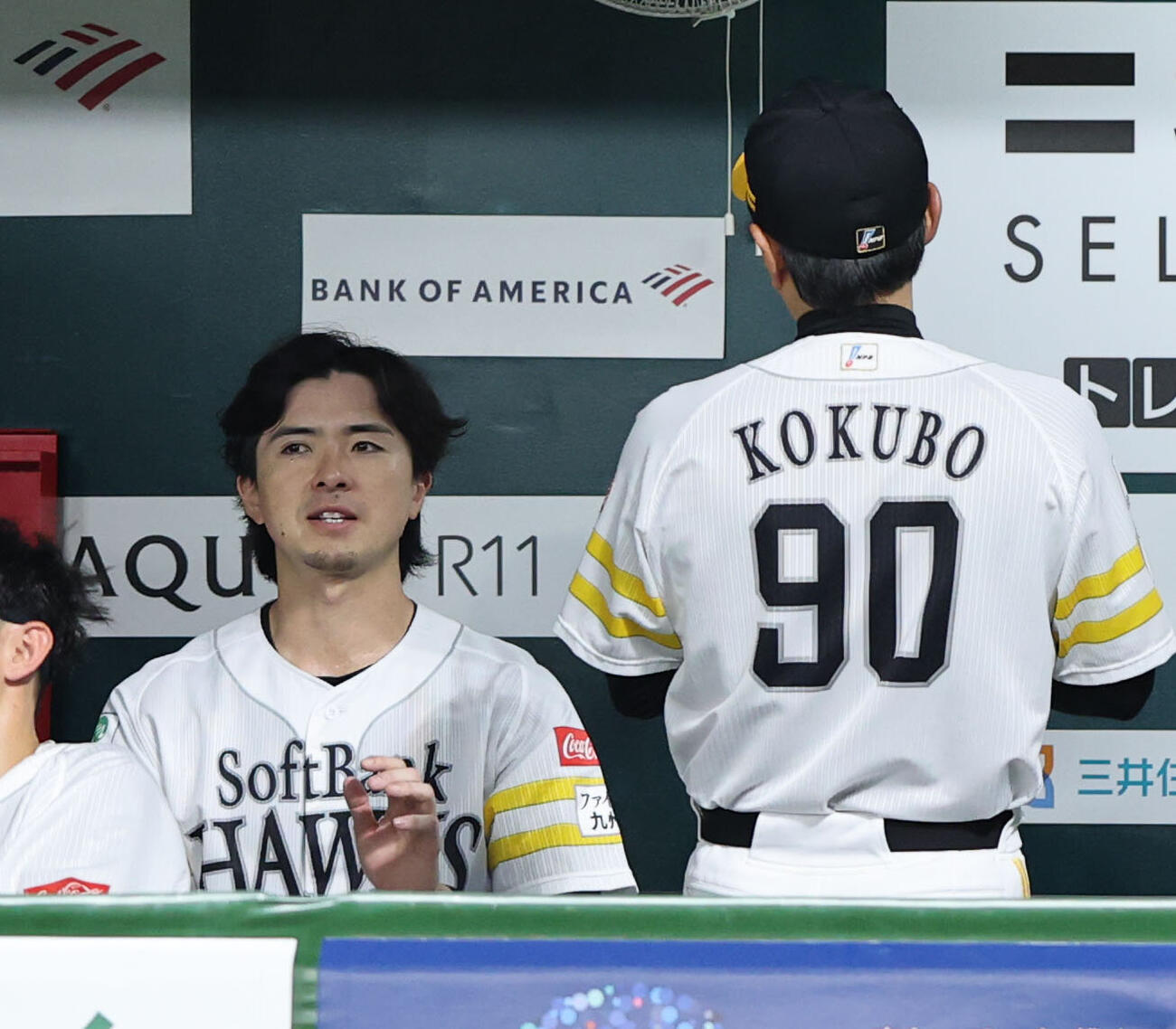 ソフトバンク対オリックス　5回を投げ終わったソフトバンク先発の上沢直之はベンチで小久保裕紀監督に請えをかけられる（撮影・梅根麻紀）