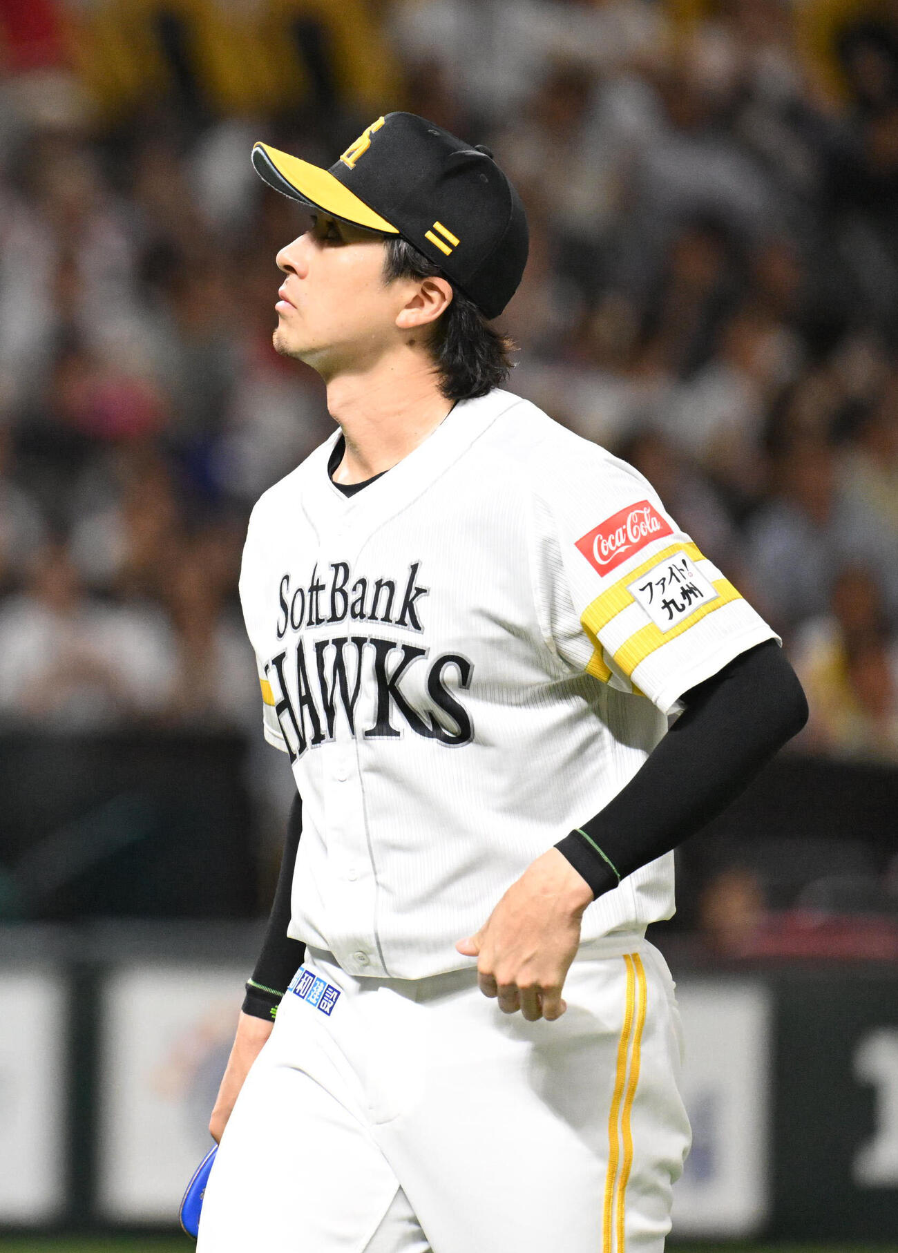 ソフトバンク対オリックス　3回表終了後、先制本塁打を許し厳しい表情でベンチに戻る上沢直之（撮影・林敢治）