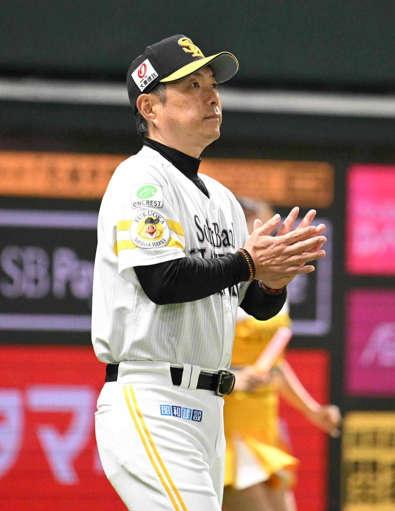 ソフトバンク対オリックス　5回裏終了後、選手交代を告げる小久保裕紀監督（撮影・林敢治）