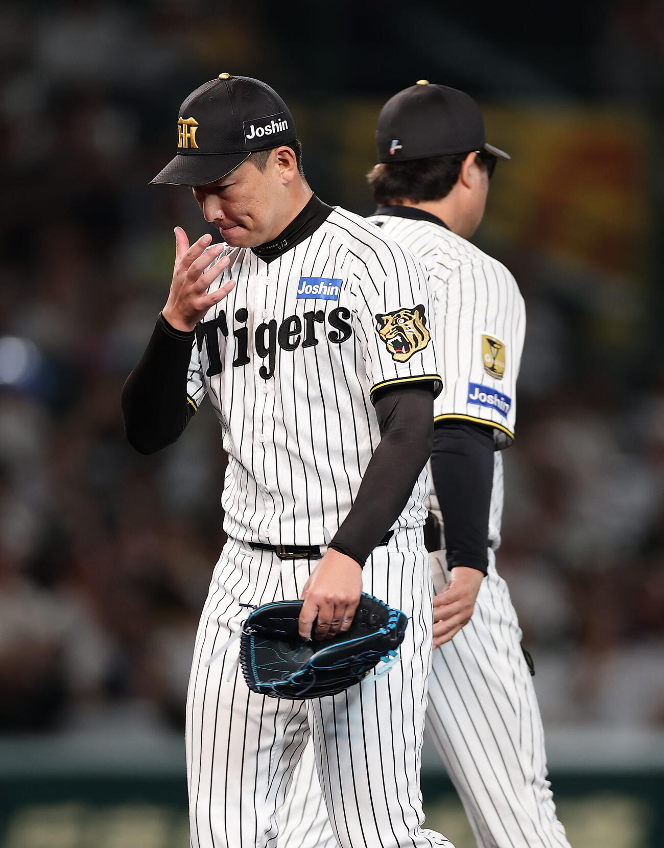 阪神対ヤクルト　8回表ヤクルト1死一、二塁、降板となった岩崎優（撮影・前田充）