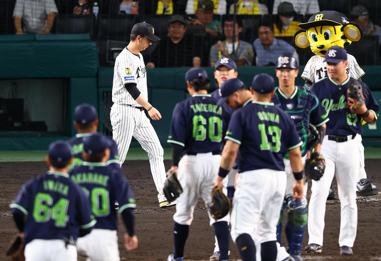 阪神対ヤクルト　ヤクルトに敗れた藤川球児監督（中央）はあいさつの整列へ向かう（撮影・上田博志)